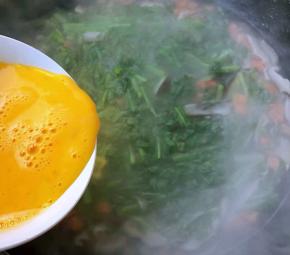 开锅后淋上蛋液