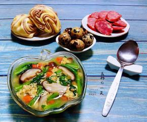 搭配小花卷、鹌鹑蛋、香肠一起吃就是营养早餐