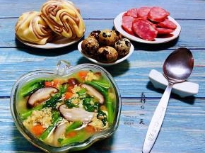 搭配小花卷、鹌鹑蛋、香肠一起吃就是营养早餐