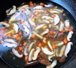 添加适量清水或高汤大火煮开