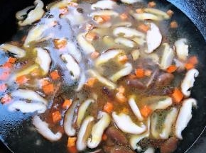 添加适量清水或高汤大火煮开