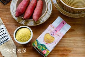 先准备材料，红薯用细长的、红心的，这种最甜最好吃，熬好的粥都是甜的，准备一个擦子，红薯要擦成丝用。