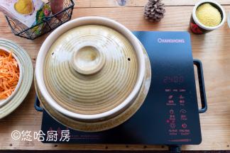 砂锅中放入清水，电陶炉开大火先烧开水。熬粥的米水比例为1:10，由于添加了红薯丝，水量多加一点。