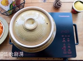 砂锅中放入清水，电陶炉开大火先烧开水。熬粥的米水比例为1:10，由于添加了红薯丝，水量多加一点。
