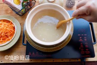 水烧开后放入淘洗后的爱心桃花小米，用勺子搅拌几下，避免小米沾锅底，同时电陶炉转中火继续煮。