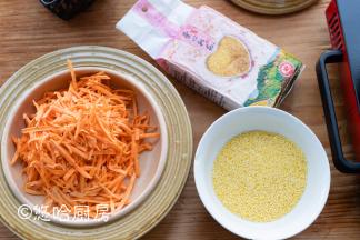 红薯洗净去皮，擦成丝待用，小米淘洗一遍即可。