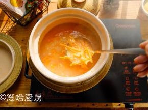 煮5分钟后放入红薯丝，红薯丝易熟，和小米一起放的话会煮成烂乎乎的，晚5分钟放，煮好的红薯丝就是一条一条的。喜欢吃烂乎乎的，红薯丝就和小米一起放。