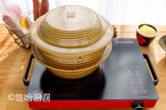 砂锅盖好盖子，再盖好上面的压盖，电陶炉转小火，继续煮10分钟左右。