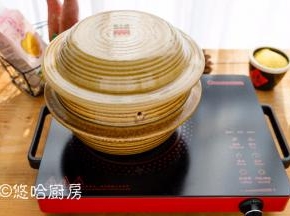 砂锅盖好盖子，再盖好上面的压盖，电陶炉转小火，继续煮10分钟左右。