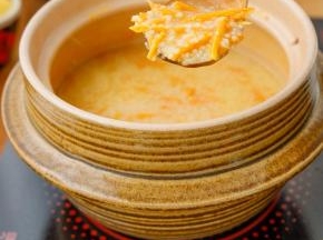 10分钟后，熬好的小米粥上面有一层厚厚的米油，味道好香。