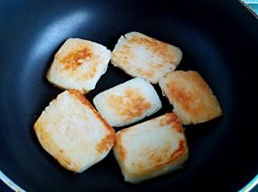 多翻几次，两面焦黄即可出锅。