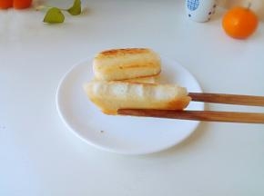 馒头片在水里浸一下，吸油少，外焦里嫩，健康省油，吃完无负担。