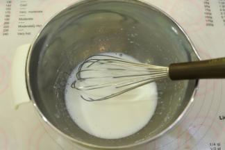 玉米油和牛奶用手动打蛋器混合乳化。