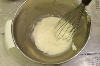 低粉筛入油奶混合物内，拌匀。