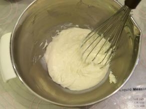 低粉筛入油奶混合物内，拌匀。