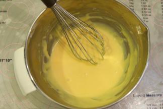 磕入蛋黄，拌至顺滑的蛋黄糊。