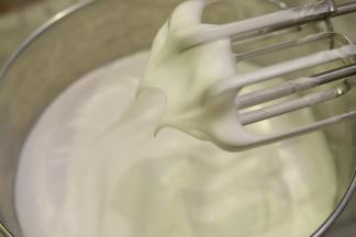 蛋清内滴入柠檬汁，分三次将细砂糖加入蛋清内，打发至8成（小弯钩）。