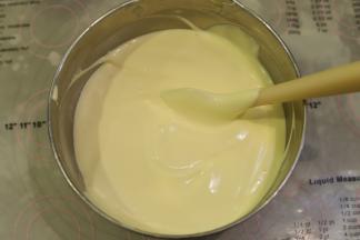 蛋白和蛋黄糊分三次用翻拌的手法混合均匀，最后的蛋糕糊细腻无明显的气泡。