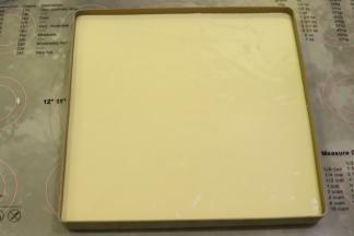 28x28的方形烤盘内抹上一层薄薄的玉米油，倒入蛋糕糊，轻震去气泡。