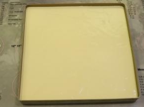 28x28的方形烤盘内抹上一层薄薄的玉米油，倒入蛋糕糊，轻震去气泡。