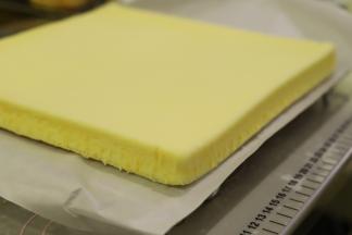 盖上油纸倒扣出来，盖上烤盘备用。