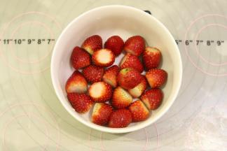 草莓洗净沥干水分，对切。