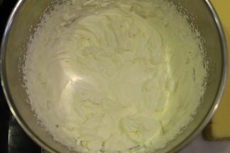 淡奶油加入细砂糖，打发至裱花状态（尽量打硬一点）。