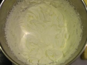 淡奶油加入细砂糖，打发至裱花状态（尽量打硬一点）。