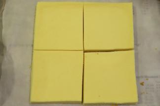 蛋糕片四周切平，平均切成四小方块。