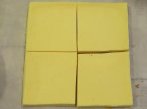 蛋糕片四周切平，平均切成四小方块。