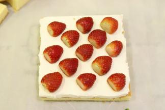 如图一样摆放好草莓片。