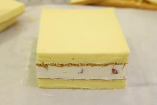 放上另一片蛋糕片。