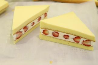 美美哒的草莓蛋糕三明治就做好了。