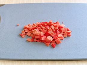 红肠切片再切丁，块尽量不要太大。
