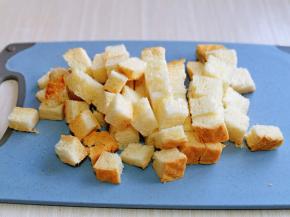 吐司片，用刀身压一下，再切丁。