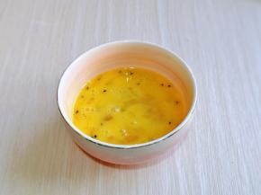 鸡蛋加入1g盐，1g熟黑芝麻打散备用。