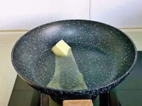 起油锅，加入黄油小火融化。