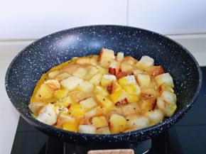 再倒入打散的蛋液。