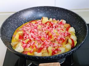 再撒上红肠碎。