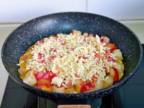 最后撒上马苏里拉芝士，黑芝麻，盖上盖子，小火将芝士焖化即可关火。