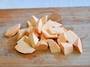 红薯去皮洗干净，切小块。