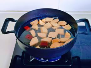首先锅中加入适量纯净水，再加入切好的红薯，火姜红糖，如果没有这种红糖，用姜片和红糖也可以。