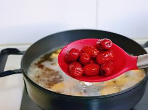 烧开后，加入红枣，酒酿，转中小火煮10分钟左右。