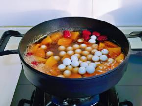 下入小圆子，中小火煮。