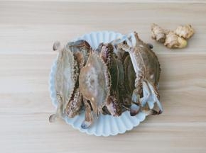 要选新鲜的螃蟹，洗刷干净沥一下水，放冰箱冷冻1-2小时。