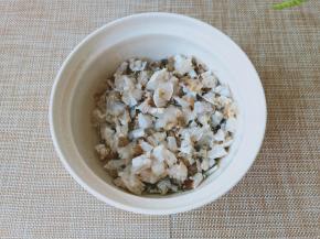 冷冻好的螃蟹去除内脏，把螃蟹剪成小块。