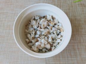 冷冻好的螃蟹去除内脏，把螃蟹剪成小块。