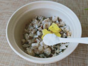 加盐在蟹糊里，可以根据自己的咸淡来放。