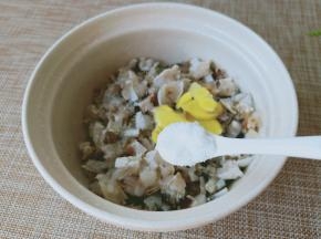 加盐在蟹糊里，可以根据自己的咸淡来放。