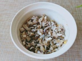 用筷子搅拌均匀腌制5-6小时即可食用！